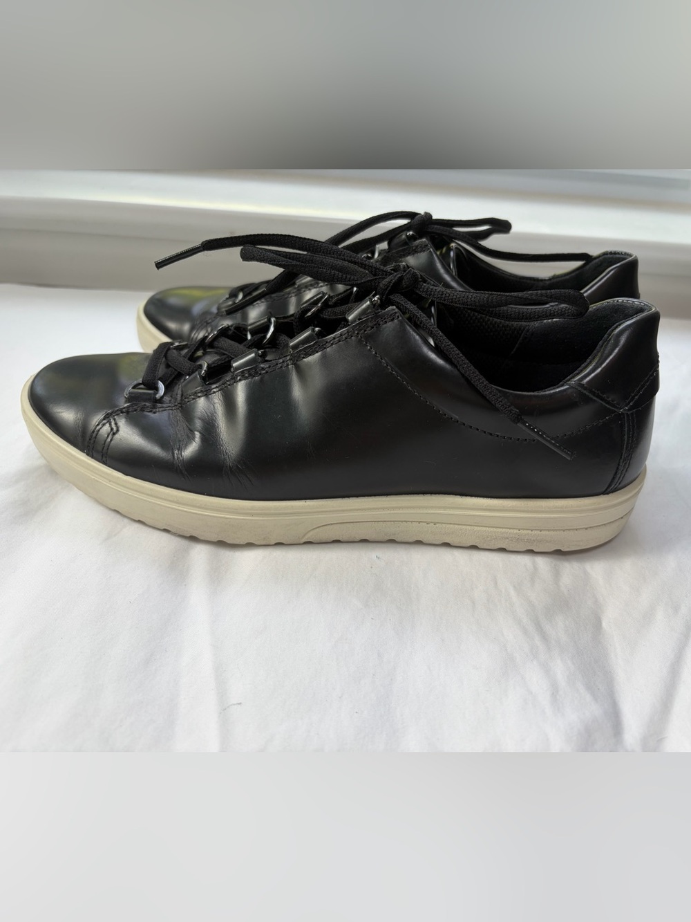 Ecco women’s shoes:  Size 39 (8.5)Lace-up Black leather Sneakers Preowned
